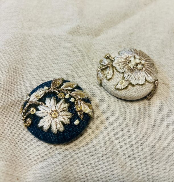 古着を使ってアップサイクル商品、ビンテージ風にくるみボタンを製作♪
これなら、細かい作業ができない利用者さんもできそう😃
見栄えも中々👏
ヘアゴムやブローチ、色々使えそう🎁
#アートのお仕事 #障害福祉サービス #つくば #福祉とアート