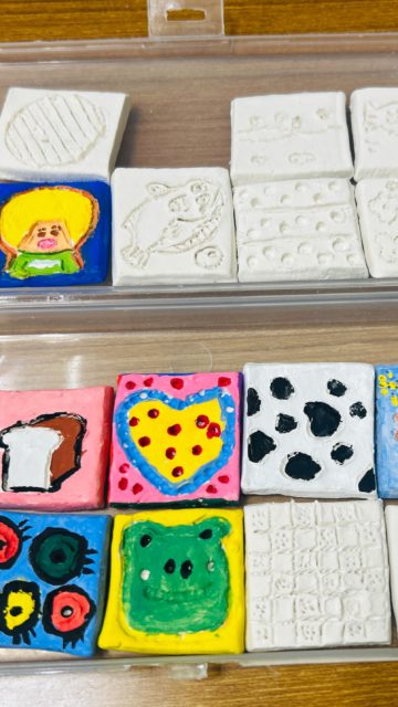 アートは未経験のB型利用者さん。
アートへの興味があるということで、
何の素材が向いているか、色々試してもらっています。
その中で石粉粘土との出会い。
細かい模様が得意で、ポップな色づかいもとっても素敵💓
ご本人もとっても楽しそうに制作していました!
新たな才能を見つけた喜び🌿
#アートのお仕事 #障害福祉サービス #つくば #福祉とアート