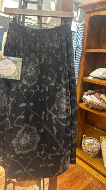 Craft Miraの新作♪
タイ北部のコットンを使用したスカートに、刺子をアクセントでつけました🪡
オールシーズン着回しOKなしっかりした生地と、スタイル良く見えるピンタックデザインがおすすめ✨
是非、一度お手に取ってみてくださいね😊
#アートのお仕事 #障害福祉サービス #つくば #福祉とアート